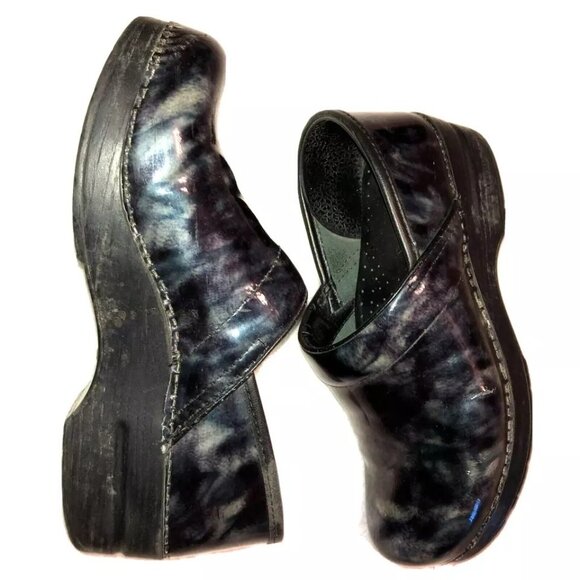 Dansko Size 38 Black Blue Marble Print Patent Leather Clog Shoes Style 506750202 - Picture 3 of 5
